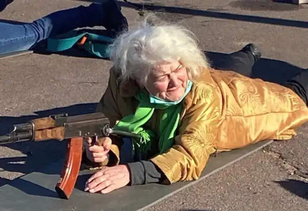 Все бегут, бегут, бегут, бегут, бегут, бегут... А он горит