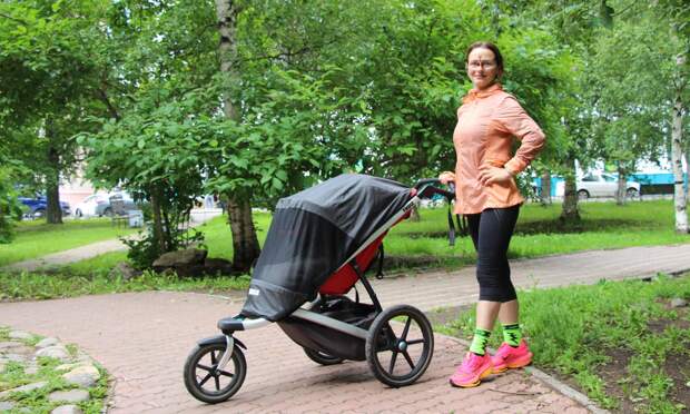 Коляска регулируется и защищает малыша от непогоды