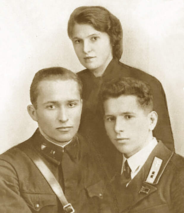 Александр, Клавдия и Аркадий Чапаевы. Фото 1930-х годов.
