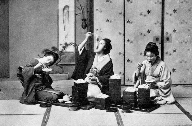 Гейши за поеданием лапши, ок. 1892-1895 г. история, факты, фото