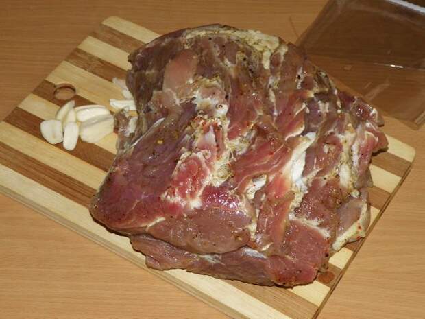 Мясо нашпиговать дольками чеснока. пошаговое фото этапа приготовления буженины