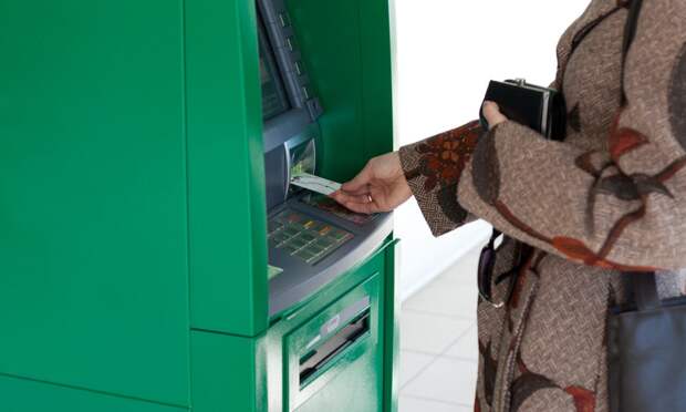 В Новодвинске сотрудница банка не дала 81-летней пенсионерке перевести деньги мошенникам