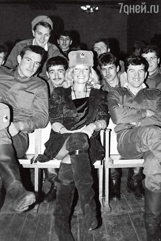 После съемок в «Бриллиантовой руке» Светличная с удовольствием вжилась в образ первого советского секс-символа. На встрече с военнослужащими, 1970 г.