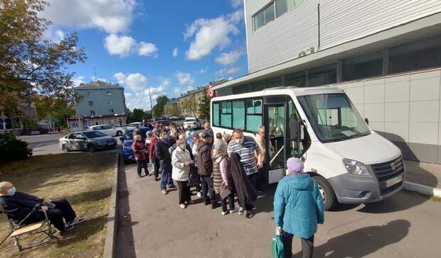 Огромная очередь из желающих привиться от COVID-19 образовалась в Сарове