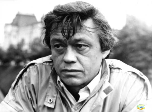 Караченцов пережил клиническую смерть и 25 дней не выходил из комы. Даже специалисты с мировым именем не могли сказать, получится ли у него выжить или нет. Лишь его жена Людмила Поргина не сомневалась, что любимый супруг еще встанет на ноги. Она делала все, чтобы Николай Петрович вернулся к жизни обычного человека. Артист говорил, что ощущал в момент клинической смерти необычайный покой и блаженство. Он вспоминал, что сначала он увидел всю свою жизнь, а затем встретился с умершими родителями. Они умоляли его остаться, но он слышал уговоры и чувствовал страдания жены, поэтому постарался вернуться. После произошедшего Николаю Караченцову было очень непросто вернуться к своей работе.