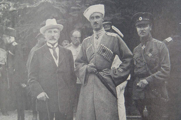 Глава Правительства Юга России А. В. Кривошеин, Главнокомандующий П. Н. Врангель, начальник его штаба П. Н. Шатилов. Крым. Севастополь. 1920 год.