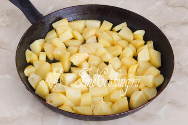 Ломтики картофеля обжарились - на фото не очень видно, что легкая корочка появилась и уже запахло жареной картошкой