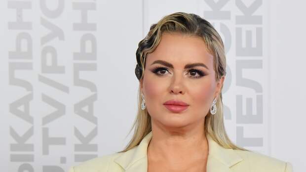 «Жизнь бурлит»: Семенович о творческих планах и свадьбе