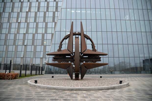 Главные события за день 1 апреля: выход США из НАТО и вакцина от рака