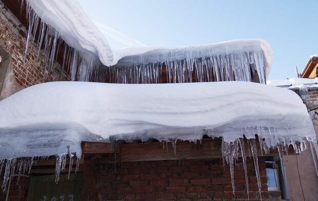 В Юрьев-Польском районе кусок льда с крыши детского сада травмировал девочку