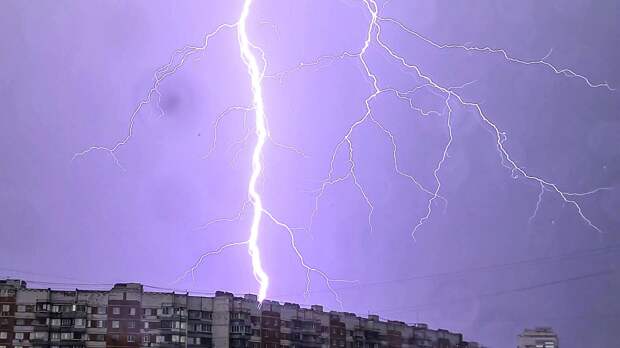 Москвичей предупредили о грозе и сильном ветре