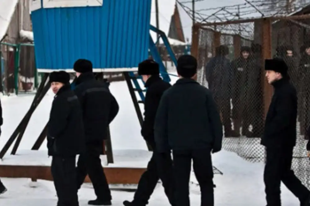 Осужденные в колонии. Роба осужденных. Женская колония строгого режима в россии. Места лишения свободы. Ик-6 снежинка.