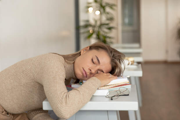Россиян предупредили об опасных причинах дневной сонливости