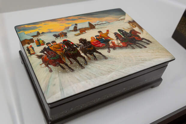 Наталья Леонова, ларец «Тройки на Масленницу», Федоскино, 1990 год