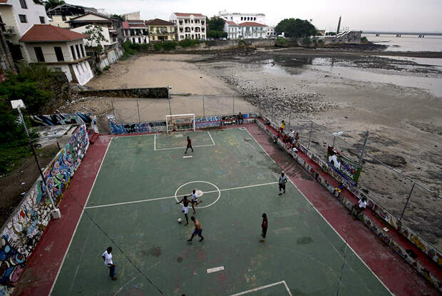 Подростки играют в футбол в окрестностях Панама-Сити. Май 2014 года. 