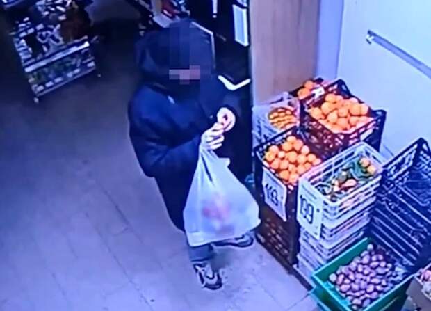 В Подмосковье грабитель устроил застолье в магазине и попал на видео