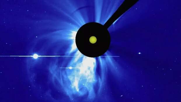 На Солнце зафиксирован крупный двойной взрыв неизвестной природы