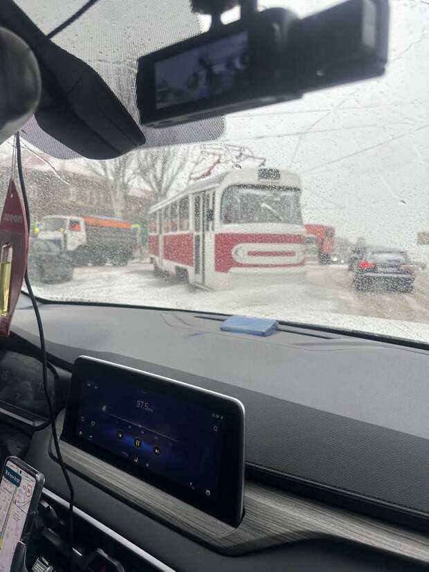 Трамвай сошёл с рельсов возле ОЦКБ