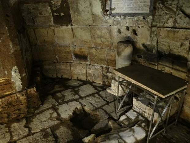 Один из казематов Мамертинской тюрьмы. Колонна, к которой привязывали узников. 