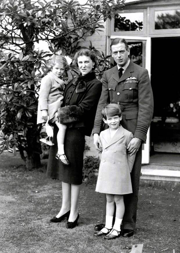 Герцог Джордж Кентский с женой Мариной и детьми
