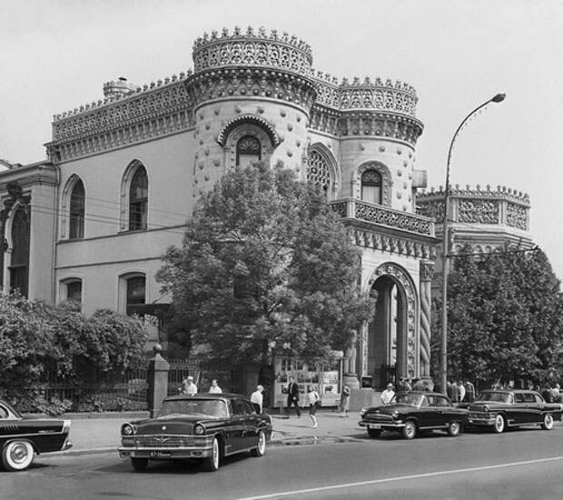 На снимке: Москва. Дом дружбы с народами зарубежных стран, 1967 год Фото Алексей Стужин /Фотохроника ТАСС