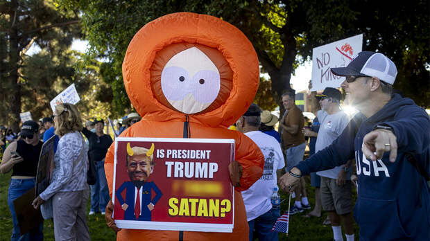 «Педофил» и «террорист»: вандалы испортили звезду Трампа на Аллее славы