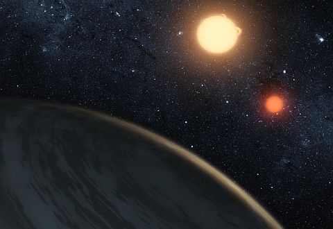 На закате и рассвете с Kepler-16b открывается вид, очень похожий на тот, что представал взору обитателей Татуина в «Звездных войнах» (Star Wars). Ведь одно из солнц пары — оранжевый карлик (спектральный класс К), а второе — красный карлик (М) (иллюстрация NASA/JPL-Caltech/T. Pyle).