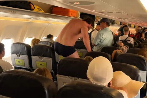 Есть видео русского туриста: Он прыгнул из самолета в одних трусах и сломал ногу