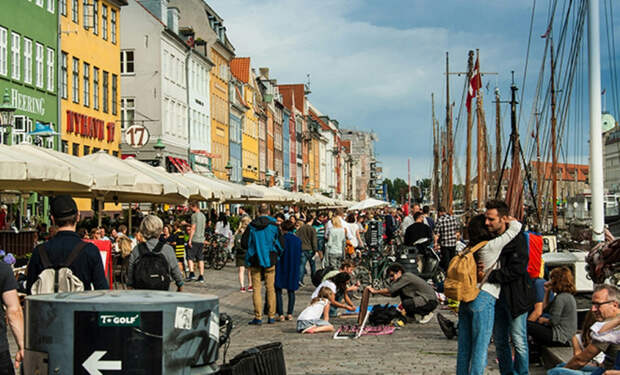 Блогер пошел изучать мусорные ящики в Дании и показал, какие продукты можно найти в контейнере