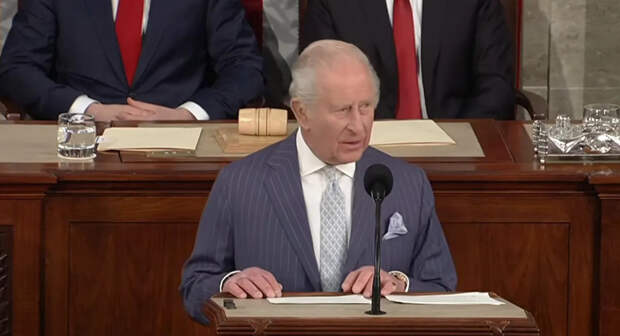 Чтецы по губам: Трамп заявил Карлу о беседе с Путиным - король хотел смены темы