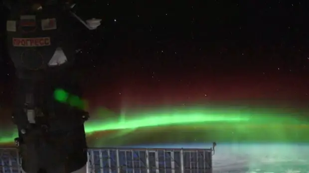 В РАН выдвинули две версии происхождения снятых с МКС объектов