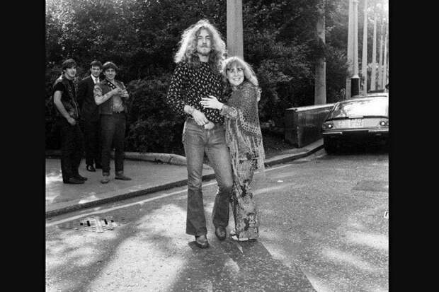 Лестница в небеса: Роберт Плант из группы Led Zeppelin с Сэнди Дэнни из Fairport Convention, 1970 г. Лестница в небеса: Роберт Плант из группы Led Zeppelin с Сэнди Дэнни из Fairport Convention, 1970 г. 20 век, звезды, знаменитости, знаменитости в молодости, известные, известные люди, известные люди в молодости, старые фотографии
