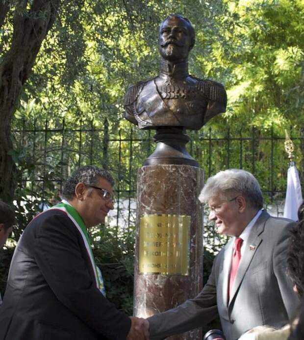 Памятник Николаю II в центральном парке Таормины (Сицилия)./Фото: italia-russia-blog.info Памятник Николаю II в центральном парке Таормины (Сицилия)./Фото: italia-russia-blog.info