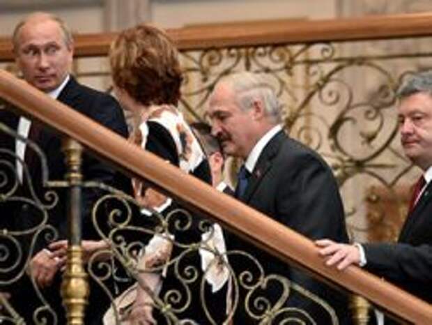 Путин и Порошенко пожали друг другу руки Путин и Порошенко пожали друг другу руки