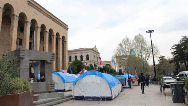 Палаточный городок у здания парламента Грузии на проспекте Руставели