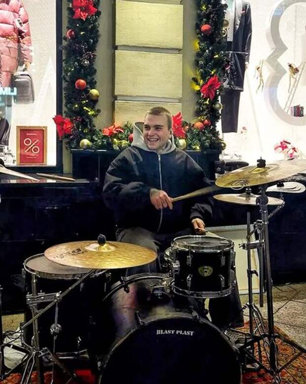 На барабанах в снег, дождь или жару: 23-летний музыкант покорил соцсети и осуществил давнюю мечту