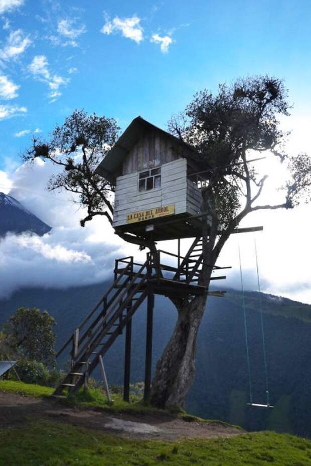 Испанский домик на дереве в городе Банос на Эквадоре.