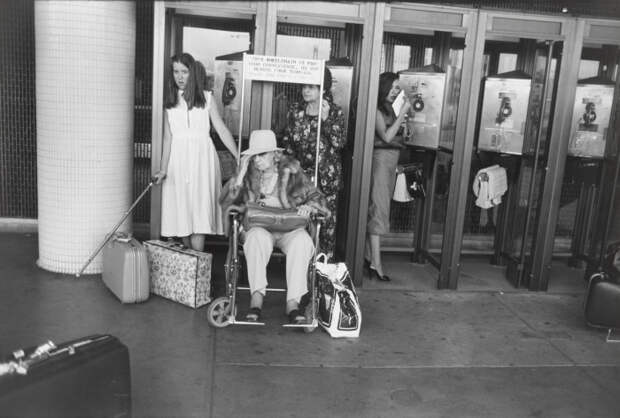 В одном из терминалов международного аэропорта Лос-Анджелес, 1978 год.
