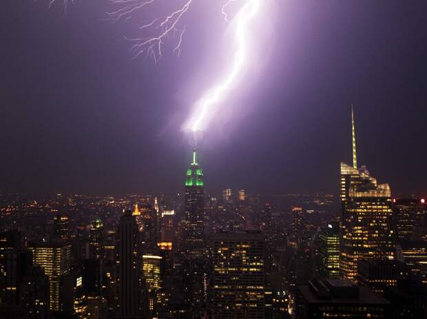 after-the-empire-state-building-opened-in-1931-it-was-the-worlds-tallest-building-for-almost-40-years-it-still-attracts-lots-of-attention-even-from-the-sky