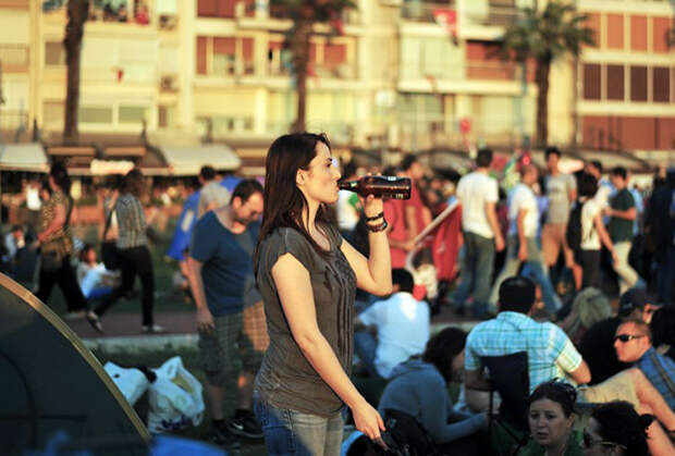 Участница антиправительственных акций в Измире