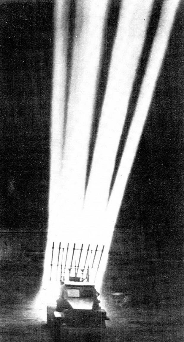 Ночной залп ракетной установки БМ-13 «Катюша». СССР, война, история