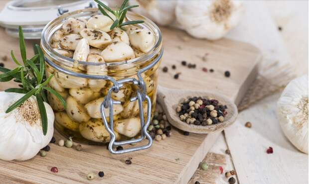 Как сделать вкусный чеснок на зиму. Тонкости маринования 