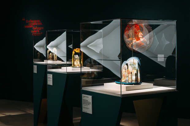 Экспозиция третьего зала выставки «Лаки. Большая история в миниатюре: Федоскино, Палех, Мстёра и Холуй»