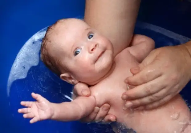 Как правильно купать новорожденного (4)