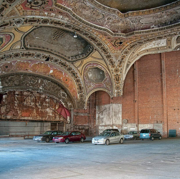 Парковка сделанная бывшем театре в городе Детройт, США