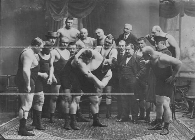0_aca6d_6c1898b8_XXXLГруппа участников чемпионата наблюдает за борьбой двух борцов; борец справа - И.М.Поддубный 0_aca6d_6c1898b8_XXXLГруппа участников чемпионата наблюдает за борьбой двух борцов; борец справа - И.М.Поддубный
