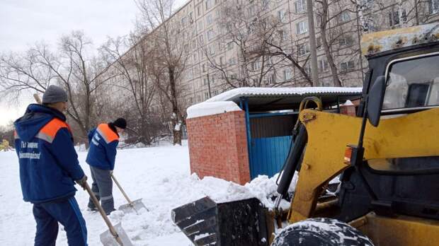 От снежных заносов Войковский освобождают почти четыреста человек