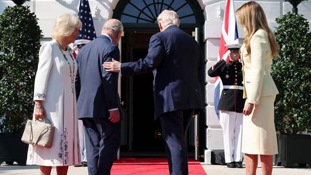 Похлопал по плечу: Трамп нарушил королевский протокол при встрече с Карлом III