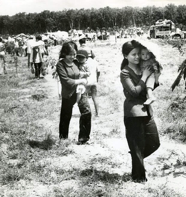 Женщины с младенцами ищут место на машине для эвакуации. 16 марта 1975