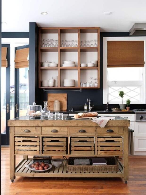 Интересное сочетание в оформлении кухни черно-белая мебель прекрасно сочетается с деревянными элементами.